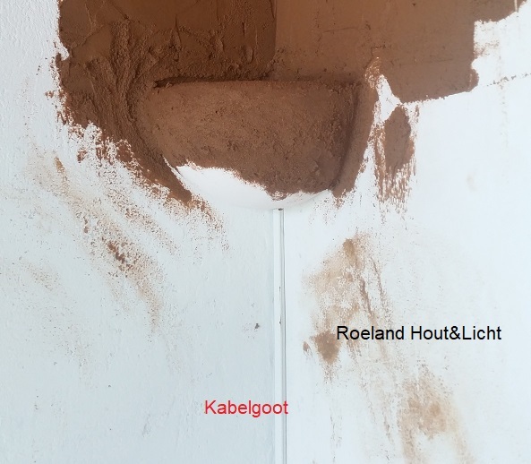 wandlamp stucen in de muur Roeland hout en licht